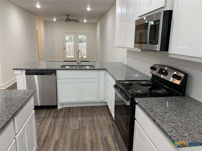 Building Photo - 1862 Royal Loop