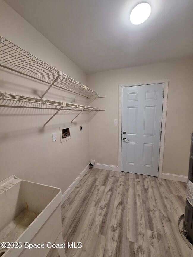 Building Photo - 4440 Sherwood Dr