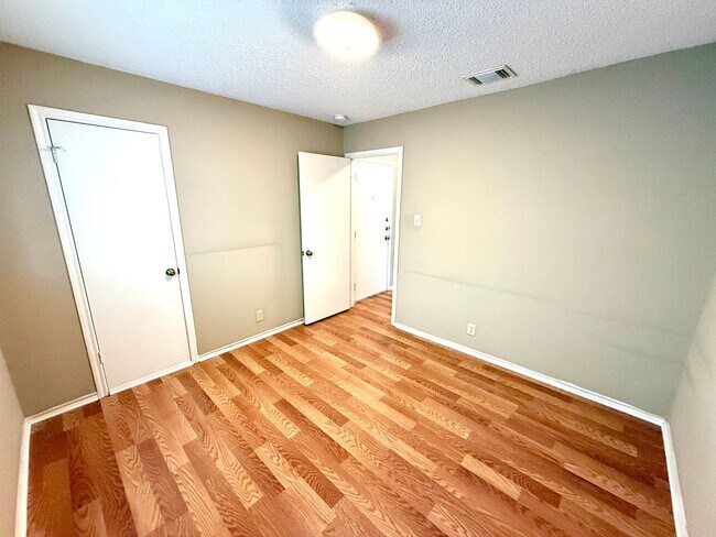 Building Photo - AVAILABLE NOW! 3 Bedroom 2 Bath Home Ready...