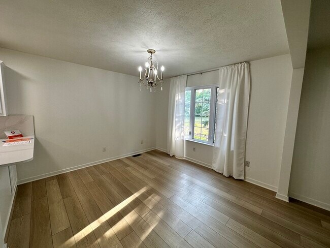 Building Photo - Grandville Condo 3 Bedroom and 2.5 Bathrooms