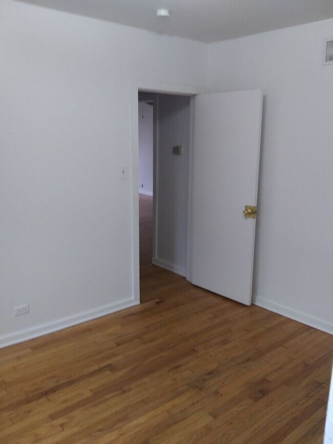 Building Photo - Spacious 2 Bedroom Home w/ 2.5 car garage - Westmont