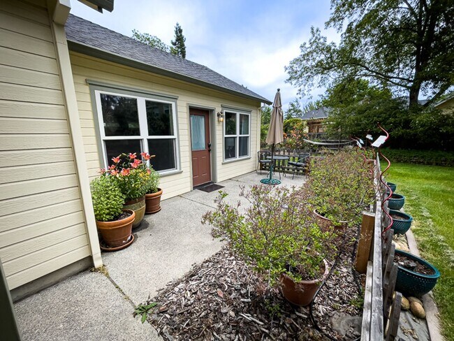 Building Photo - Willow Run Studio: Light, Bright, nice gar...