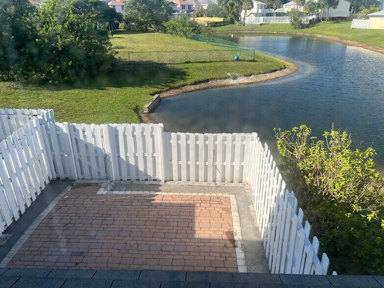 Building Photo - 887 Crystal Lake Dr