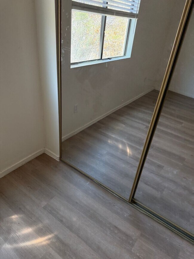 Building Photo - 1415 E Elm St