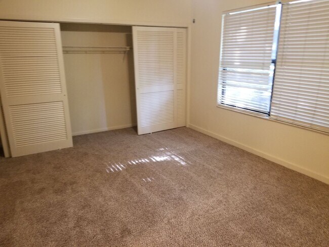 Building Photo - 2040 San Marcos Dr SE