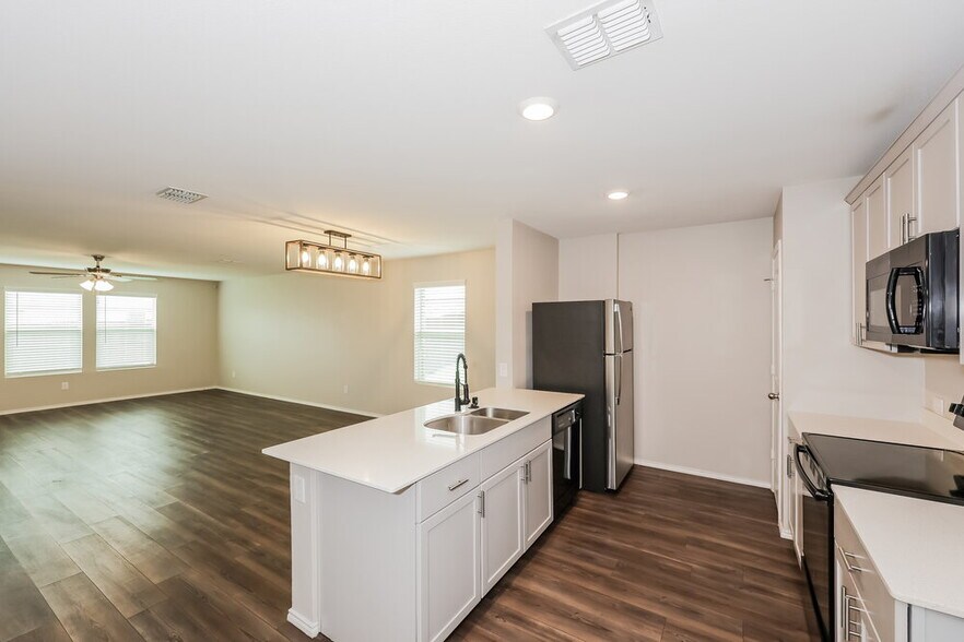 Building Photo - 1124 Skyline Dr