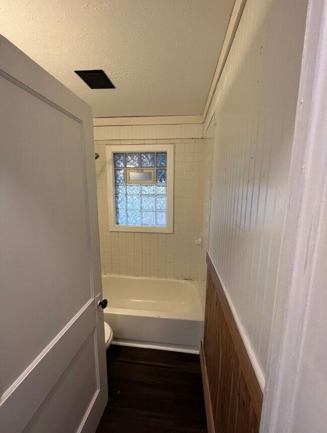 Building Photo - Beautiful 2 bedroom 1 bathroom