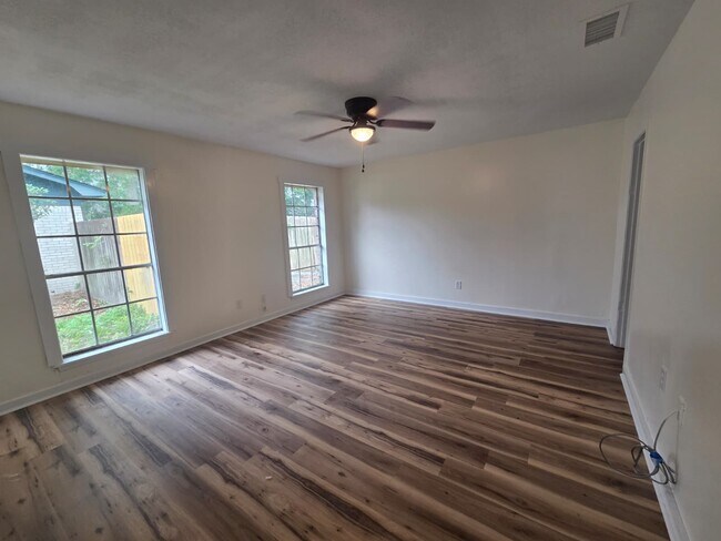 Building Photo - 237 Saratoga Dr