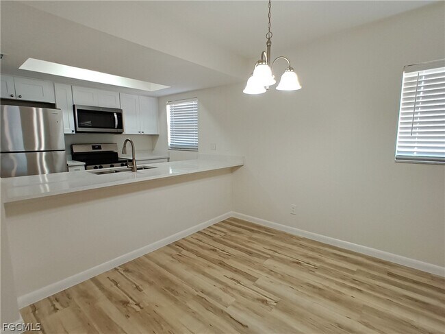 Building Photo - 630-636 SE 13th Pl