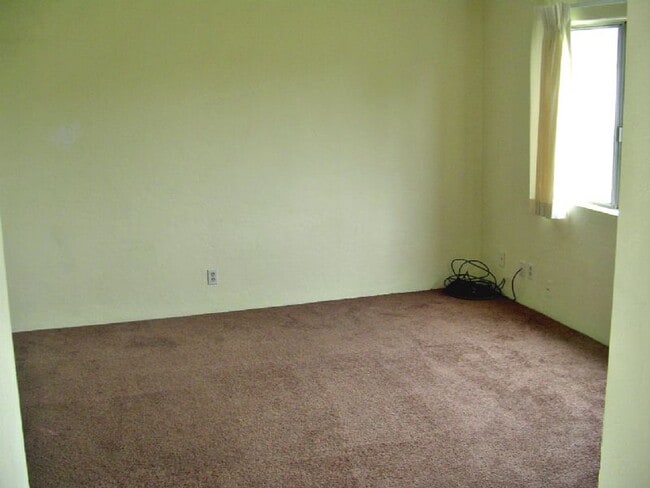 Building Photo - Duplex close to association park/common area