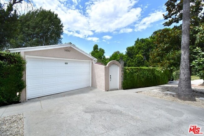 Building Photo - 14017 Valley Vista Blvd