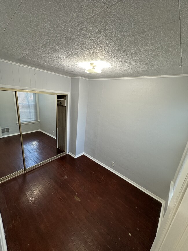 MIDDLE BEDROOM - 3172 Chatham St