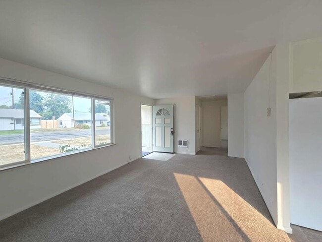 Building Photo - Two Bedrooms & One Bathroom Home $100.00 o...