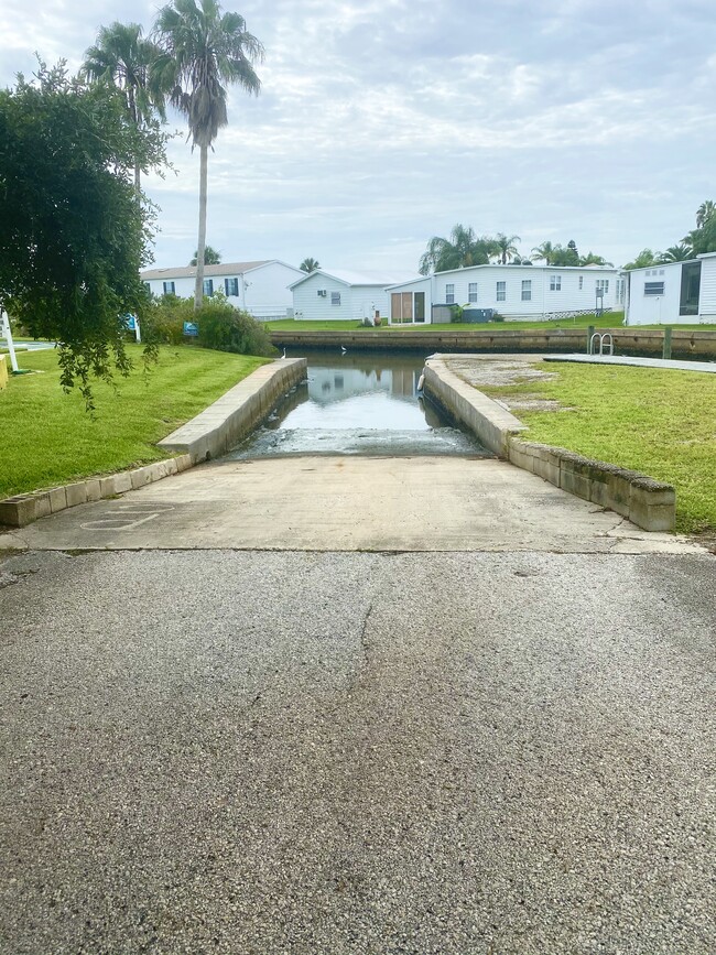 Private boat ramp - 3 Kingfisher Ln