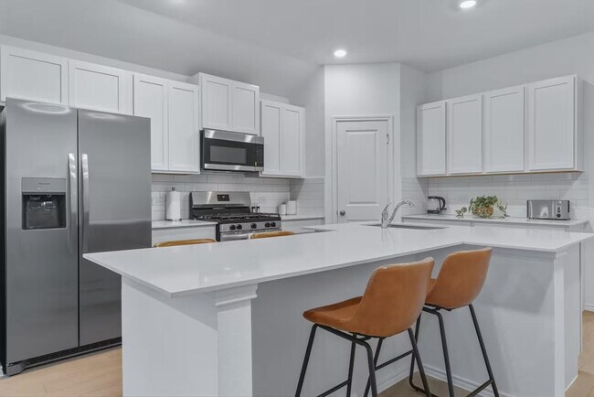 Building Photo - 591 Sormonne Lp