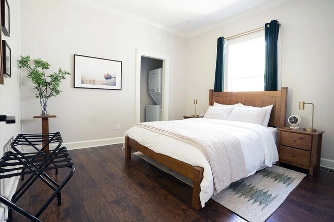 Building Photo - Modern Bungalow walking distance to Fountain Square!