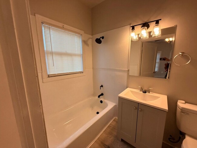 Building Photo - 603 College St