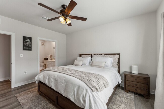 Building Photo - Gorgeous 2bd/2ba modern condo w/balcony located conveniently in MOSAIC AT WOODLAND PARK in Herndon.