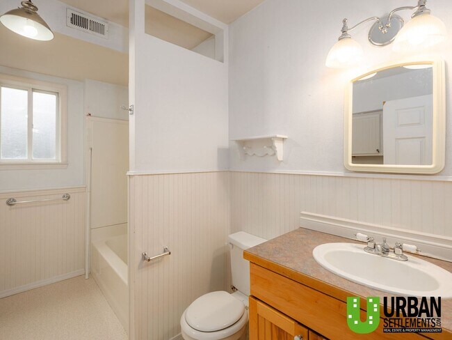 Building Photo - West Hills Gem – Space, Style & Prime Location!