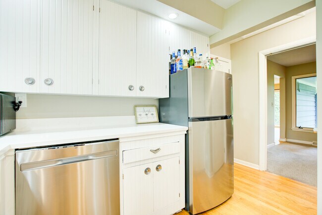 Building Photo - 24W360 Hemlock Ln