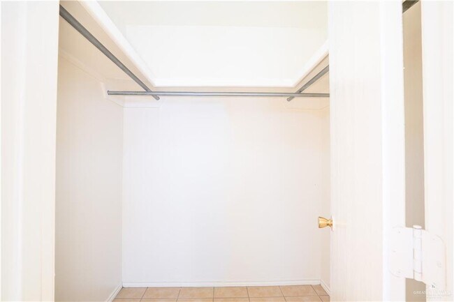 Building Photo - 1600 E Quail St