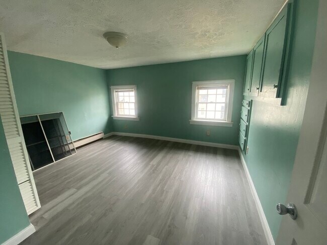 Building Photo - Beautiful 4 bedroom 1.5 bath located in th...