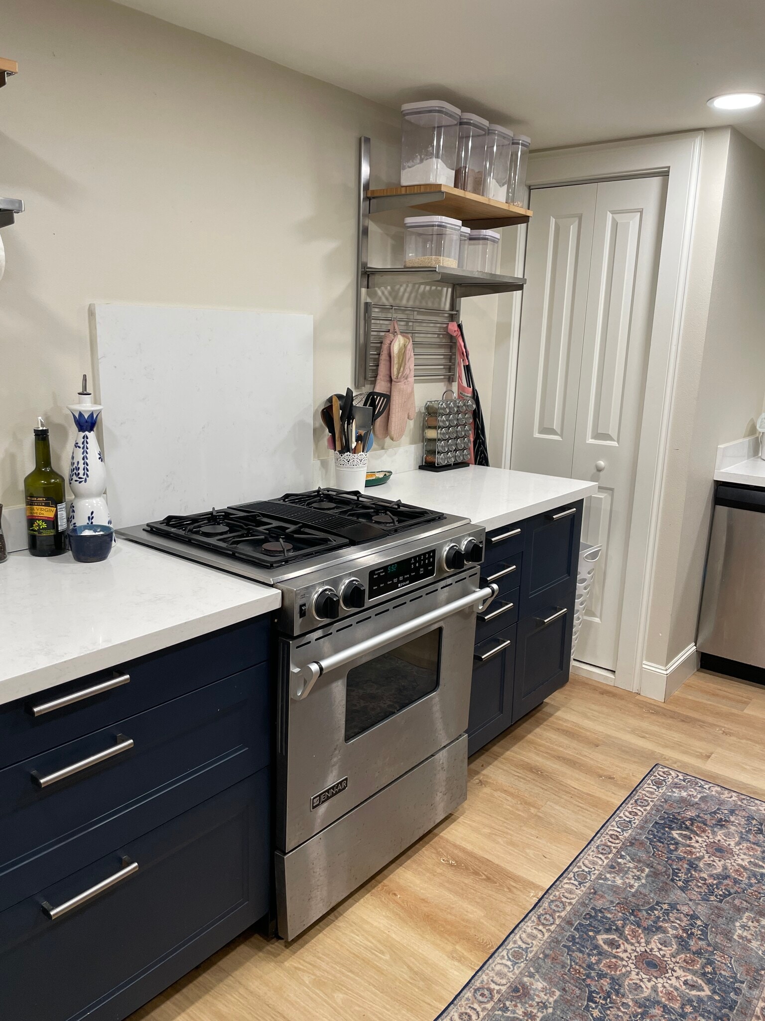 Gas stove - 14646 196th Ave SE