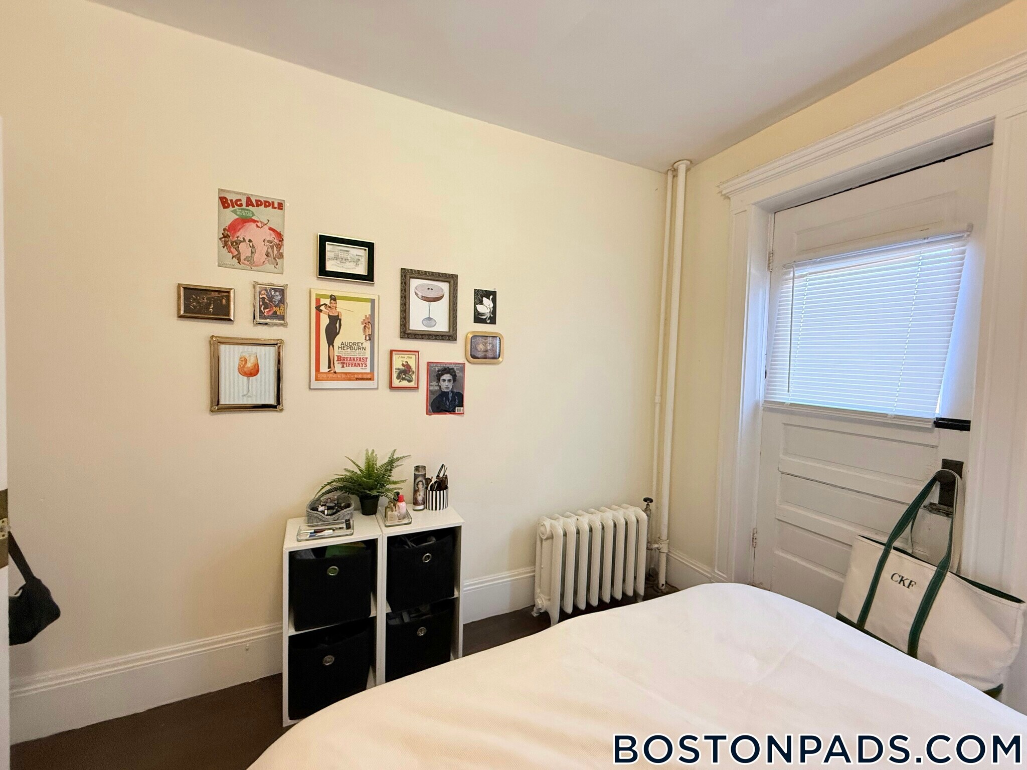 Building Photo - 452 Park Dr