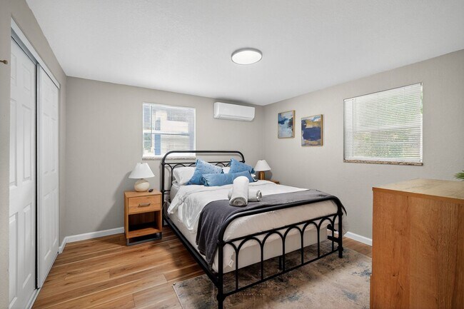 Building Photo - Discover lakeside living at its finest.