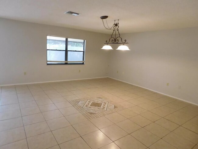 Building Photo - Fantastic 3/2 Home in Sarasota, with Yard ...