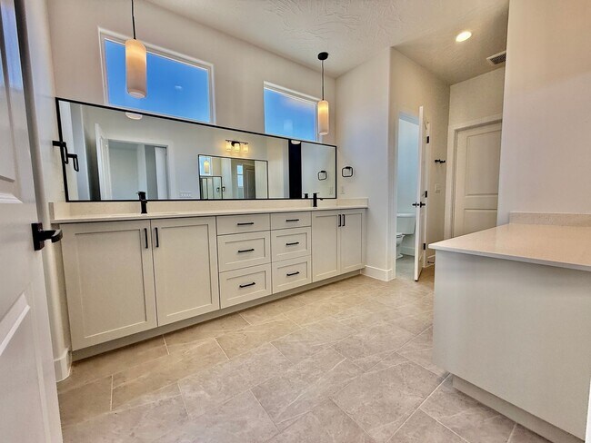 Building Photo - BRAND NEW Three Bedroom Townhome in Desert...
