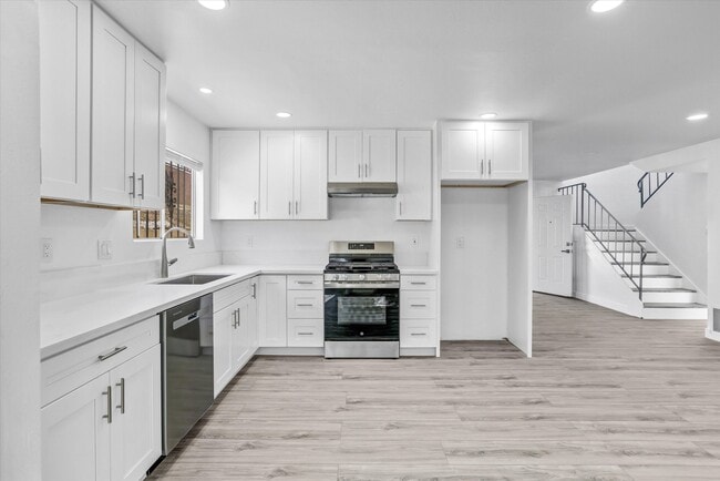 Building Photo - 2040 E 5th St