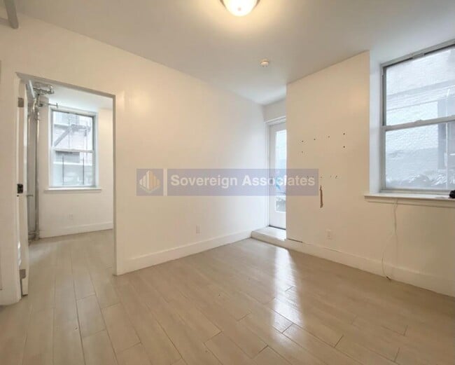 Building Photo - 22 St Nicholas Pl