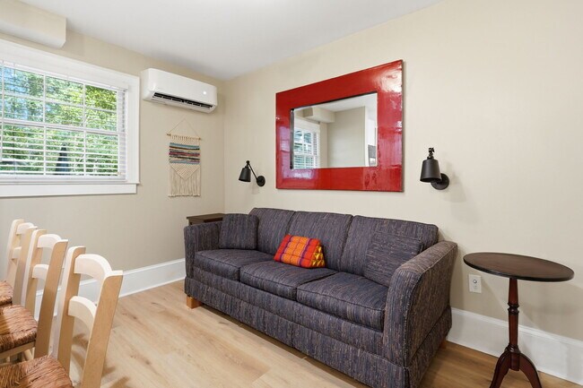 Building Photo - 826 Mentelle Dr NE