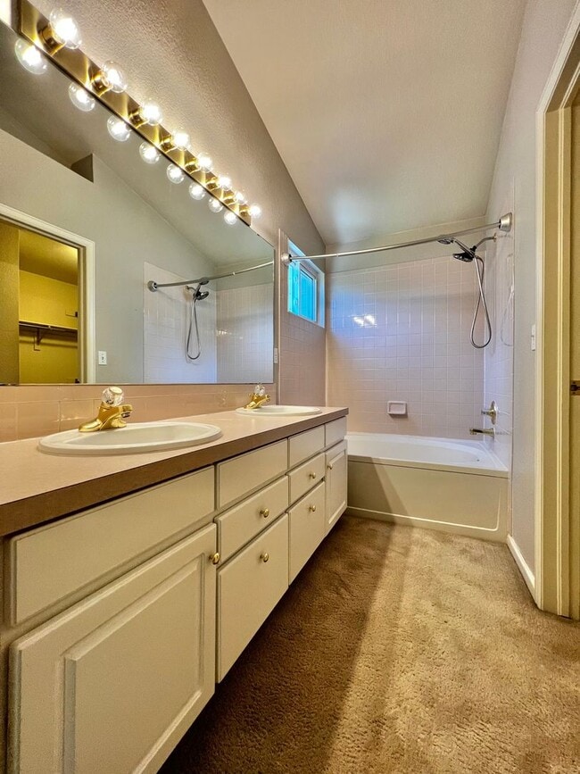 Building Photo - 3 Bed, 3 Bath House in Southeast Fort Coll...