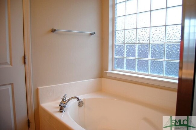 Building Photo - 3 Bedroom/2Bath+Bonus Room & Private Back Yard