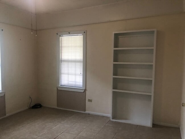 Building Photo - Two bedroom Apartment close to SHSU