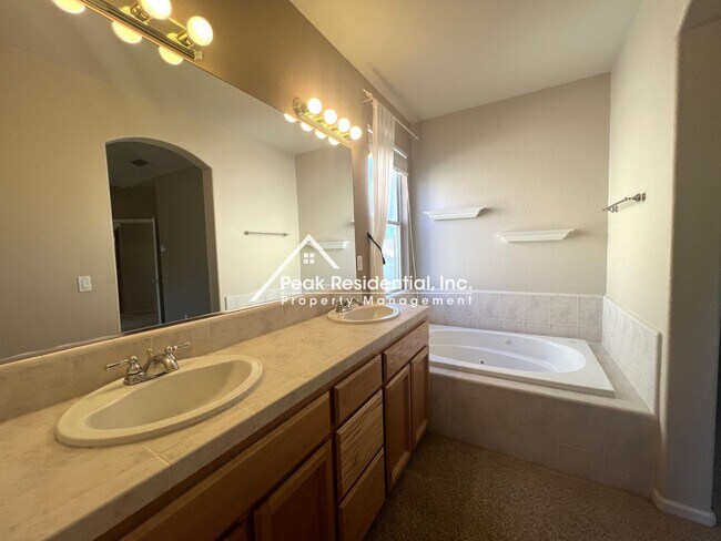 Building Photo - Spacious 4bd/3ba Folsom Home!
