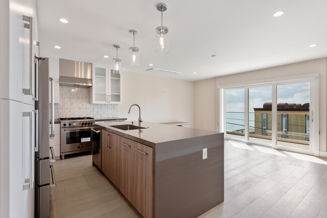 Building Photo - Thalia Beach Apartments