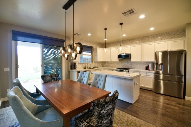 Building Photo - Gorgeous 3bed / 2.5bath home located in Tuscany!