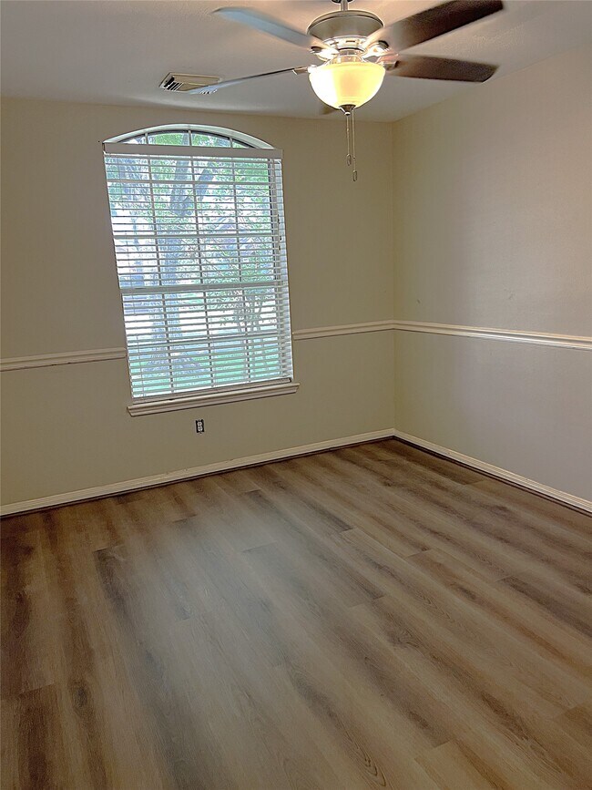 Building Photo - 4910 Linden Pl