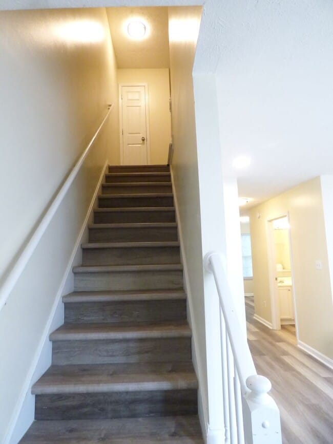 Building Photo - Beautiful Townhouse! All Electric, Washer/...