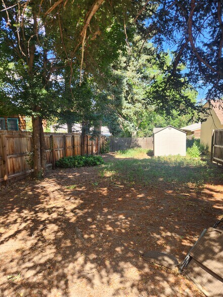 Big back yard with storage shed - 524 18th St