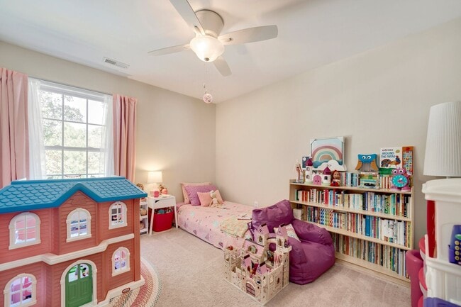 Building Photo - 3 bedroom home with large, fenced backyard convenient to RTP!