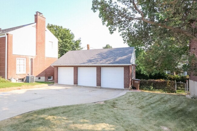 Building Photo - 258e10th
