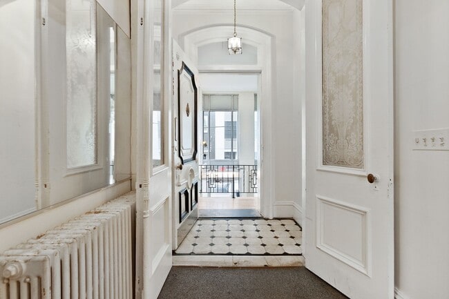 Building Photo - 277 Crown St