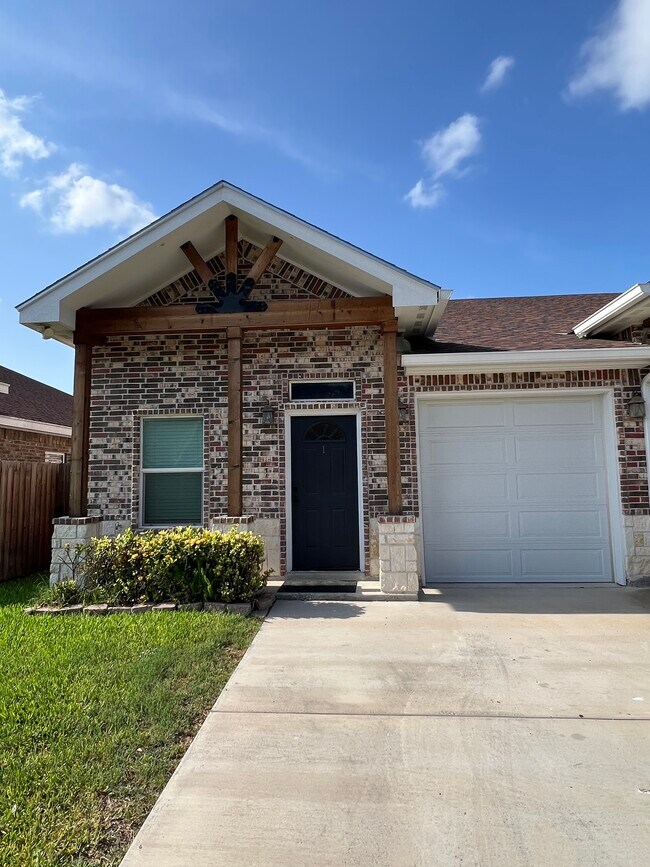 Building Photo - 1027 Fairway Dr