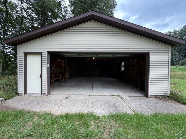 Building Photo - 6330 Kies St NE