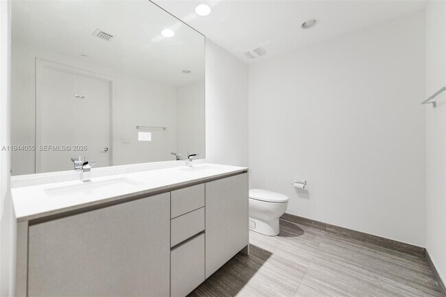 Building Photo - 1010 Brickell Ave