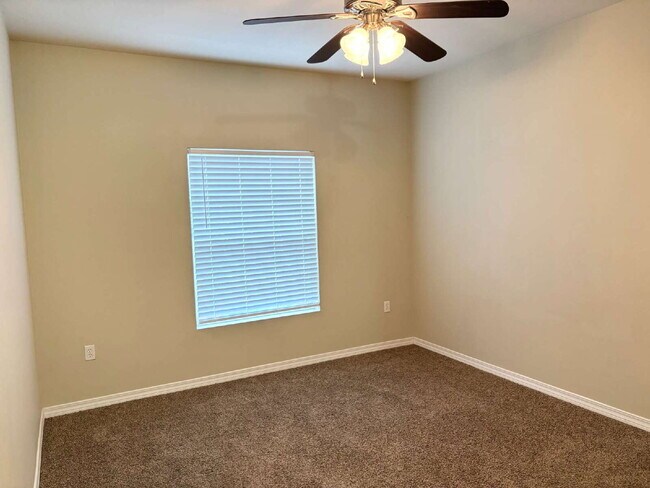 Building Photo - "Spacious 4-Bed Townhouse in Fort Walton B...